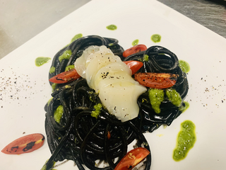 Spaghetto al Nero di Seppia, Limone, Basilico con Sashimi di Capasanta