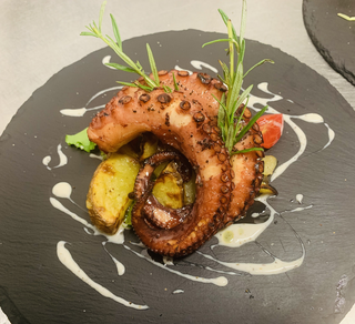 Tentacolo di Polpo alla Griglia con Patate al Rosmarino